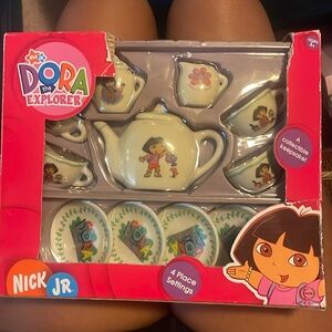 Dora porcelain tea set